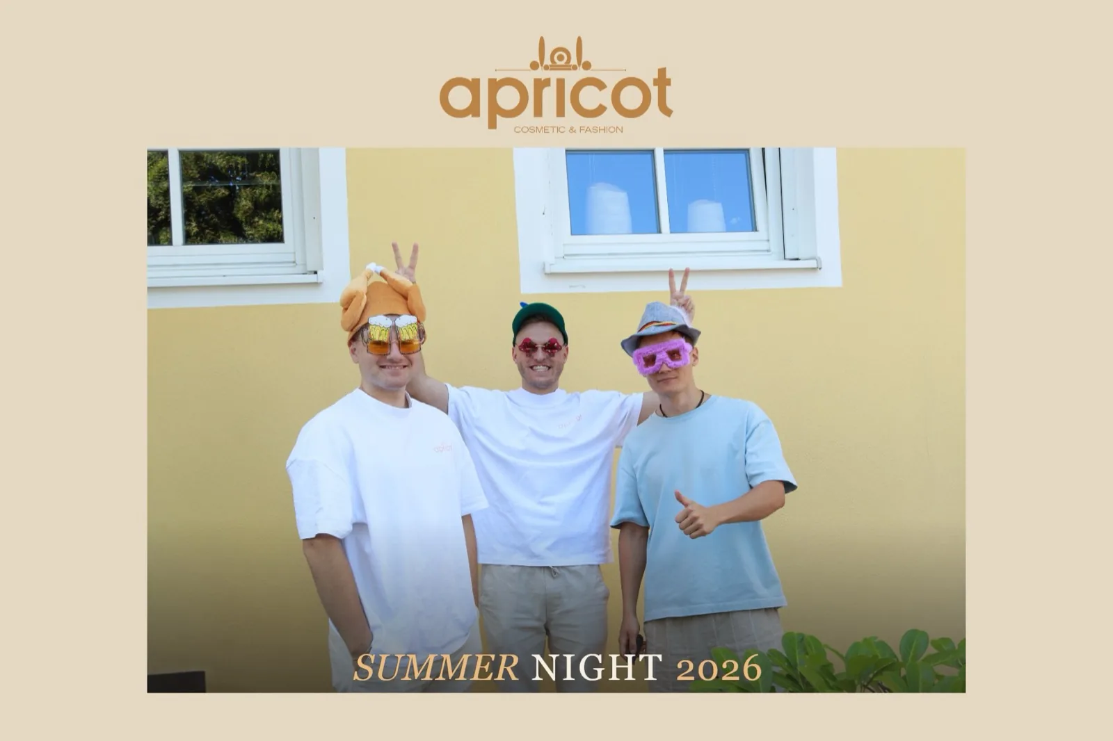 Fotobox-Druck: drei Gäste mit Party-Requisiten bei Tageslicht — Layout mit Firmenlogo und Schriftzug „Summer Night 2026